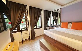 Champion Hotel City  3*